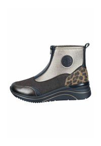 Bottines noires et grises avec un dessus métallique brillant, des accents en suède texturé, un imprimé léopard sur le talon et une fermeture éclair sur le côté.