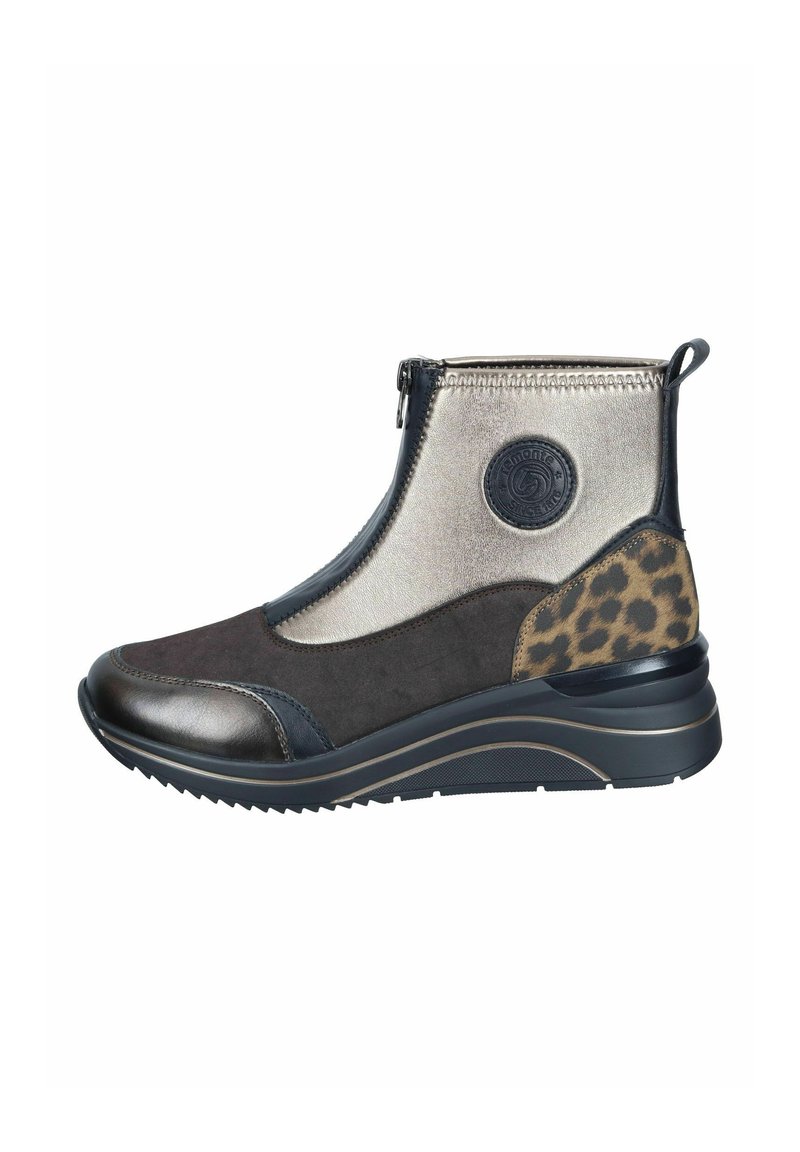 Bottines noires et grises avec un dessus métallique brillant, des accents en suède texturé, un imprimé léopard sur le talon et une fermeture éclair sur le côté.