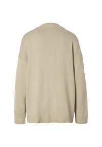 Jersey beige de punto mostrado desde atrás con mangas largas, puños, dobladillo y escote acanalados.