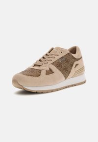 Bežist sneaker, mille, reljeefne ja mustrilise tekstuuriga kangas, ümmargune varvas, paelaga sulgemine ja valge vaheosa. Omab logo küljes ja tekstureeritud aktsente.
