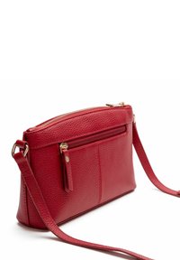 Borsa a tracolla rossa in pelle con texture a granuli, hardware dorato, chiusura con zip e tasca frontale extra. Tracolla regolabile per maggiore versatilità.