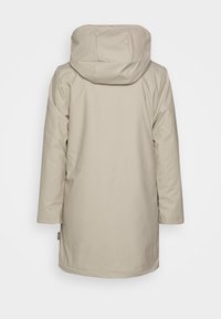 Beige huva jacka med långa ärmar, tillverkad av slät, vattentålig tyg. Har en medellång skärning och minimalistisk design utan synlig hårdvara.