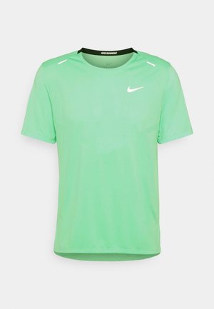 Ljusgrön kortärmad Nike löshirt med vit Swoosh-logotyp på bröstet och "Nike Running"-text inuti den svarta kragen.