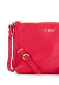Rød læder crossbody taske med struktureret overflade, gyldent hardware og justerbar rem. Har præget logo på forsiden.