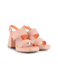 Sandalias de tacón alto y punta abierta en melocotón pastel, con textura trenzada, correas anchas, hebilla ajustable y tacón grueso.