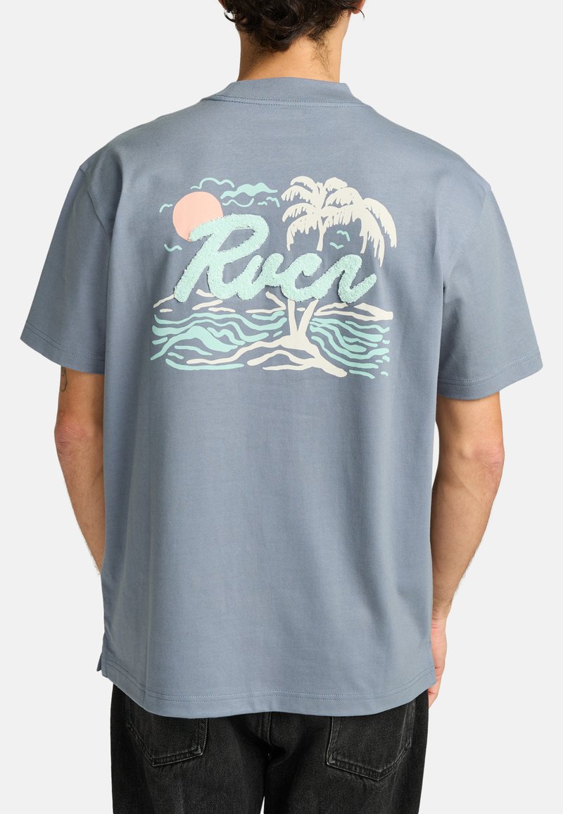 Lichtblauw katoenen T-shirt met een gestructureerde afbeelding van palmbomen, golven en een zon in pastelkleuren op de achterkant. Korte mouwen, ontspannen pasvorm.