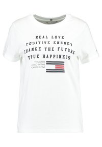 Hvid kortærmet t-shirt med opsmøgede ærmer, sorte tekstbeskeder om kærlighed og lykke, samt et stiliseret Tommy Hilfiger-logo i sort og rød.