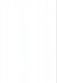 Tre olika personer sitter på en brun soffa i ett ljust vardagsrum, med växter och en trähylla i bakgrunden.