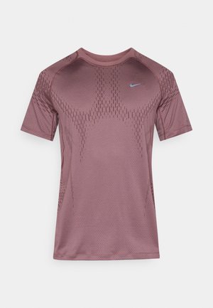 Nike T-shirt met korte mouwen in mauve, voorzien van een ademend, gestructureerd ontwerp met diagonale patronen en een klein blauw logo op de borst.