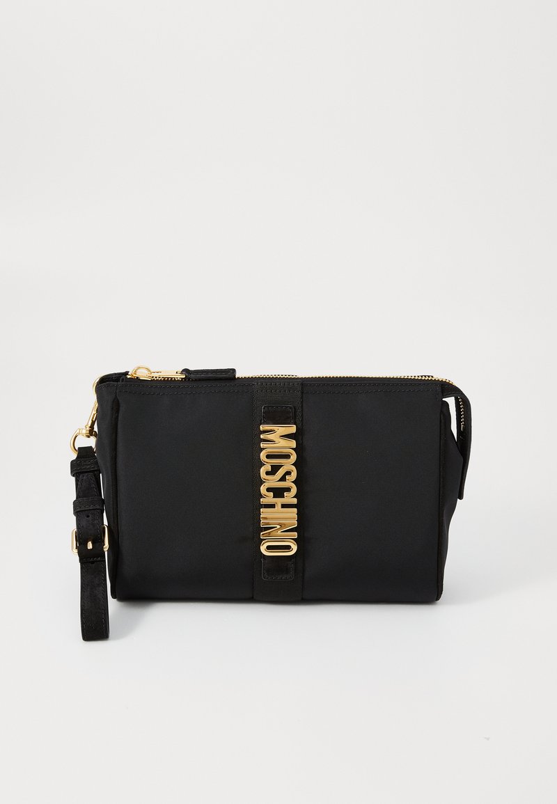 Clutch preto em nylon com detalhes em dourado, apresentando uma tira central com o logótipo. Inclui uma alça destacável e fecho de zíper para uso seguro.