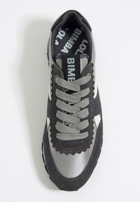Graue und schwarze Sportsneaker mit einem glatten metallischen Finish, strukturierten Wildlederakzenten, gewellten Details und einer gemusterten Innensohle.