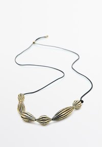 Kralenketting met vijf getextureerde, goudkleurige, ovale kralen aan een zwarte draad. De kralen hebben verticale strepen en afwisselende vormen.