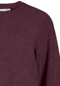 Burgunderfarbener Strickpullover mit rundem Ausschnitt, strukturiertem Material und Raglanärmeln, der ein weiches, gleichmäßiges Strickmuster zeigt.