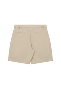 Shorts beiges avec une texture lisse, dotés d'une taille avec passants de ceinture, de deux poches arrière et d'un design de jambe droite et épurée.