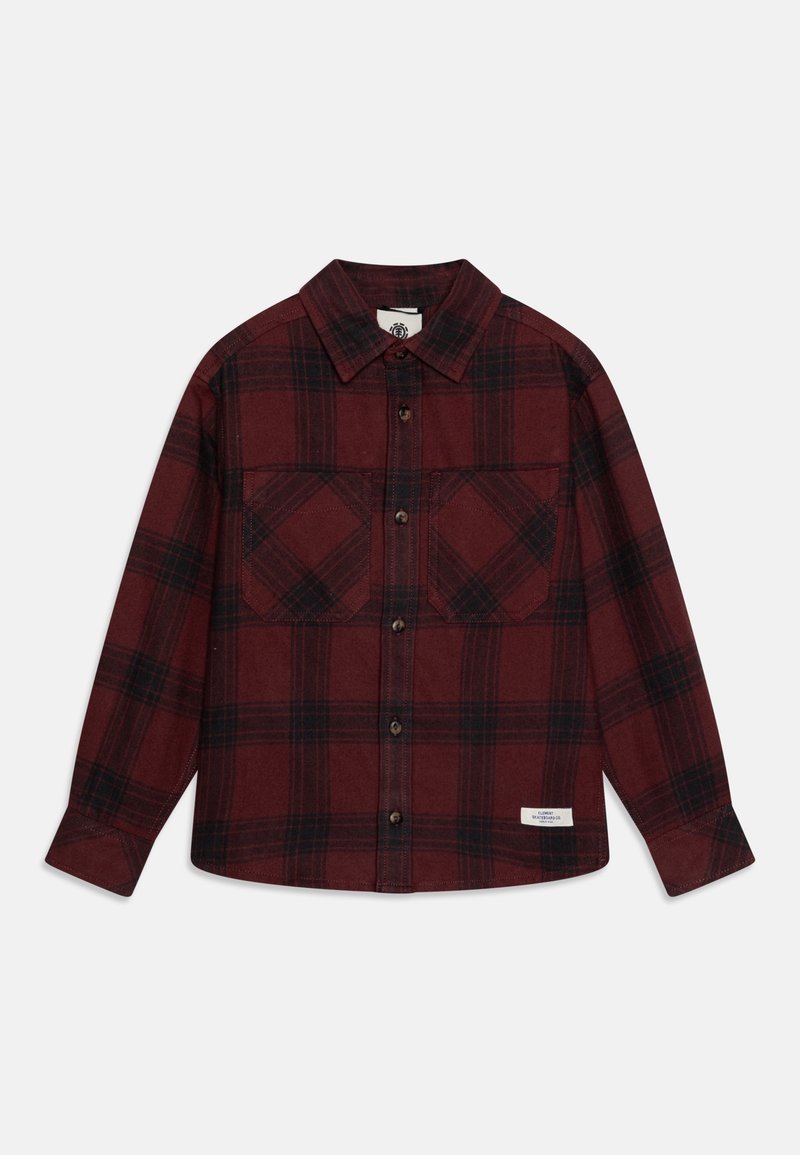 Chemise à carreaux maroon et noir à manches longues avec deux poches poitrine et une petite étiquette de marque blanche près de l'ourlet.