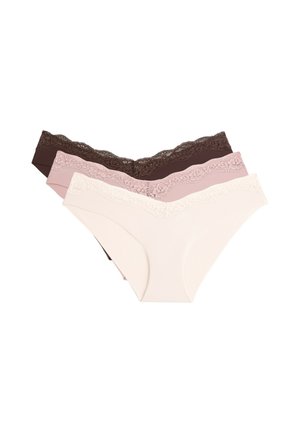 Drei nahtlose Damen-Slips mit Spitzenbesatz in Creme, Hellrosa und Dunkelbraun, überlappend auf weißem Hintergrund angeordnet.