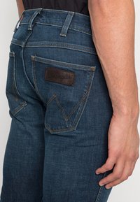 Wrangler LARSTON - Calças de ganga justas - dark brushed