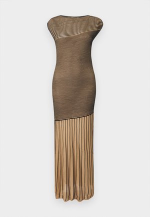 Gennemsigtig sort og beige stribet kjole, tætsiddende design, med et gulvlængde skørt med lodrette plisseringer nederst.