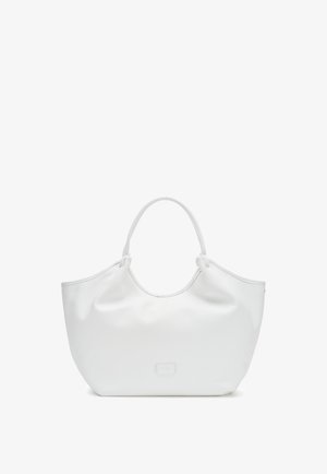 Bolso tote de cuero blanco con dos asas y un discreto parche con logotipo rectangular en el centro frontal.