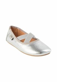 Pantof ballet argintiu metalic, cu bretele elastice bej încrucișate și căptușeală interioară moale de culoare maro deschis, talpă plată și etichetă cu marca "Petit" pe partea laterală.