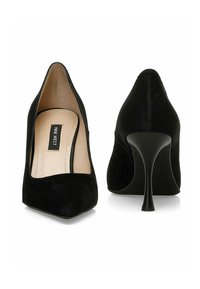 Décolleté in suede nero con punta affilata, design elegante e tacco a stiletto sottile. Gli interni presentano una fodera beige.