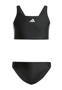 Svart badetøysett med en cropped topp med brede stropper og hvit logo, kombinert med matchende bikiniunderdel. Glatt, stretchy stoff.