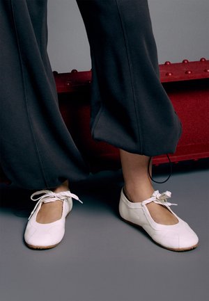Stradivarius, FLATS - Babies - white