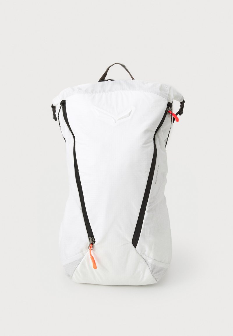 Weißer Rucksack mit Roll-Top-Design, schwarzen Reißverschlüssen und einem orangen Reißverschluss-Ziehen. Verfügt über ein geometrisches Muster und verstellbare Träger.