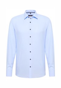 Hellblaues Langarmhemd aus glattem Stoff mit einer Knopfleiste vorn, dunklen Knöpfen und einem klassischen Kragen.