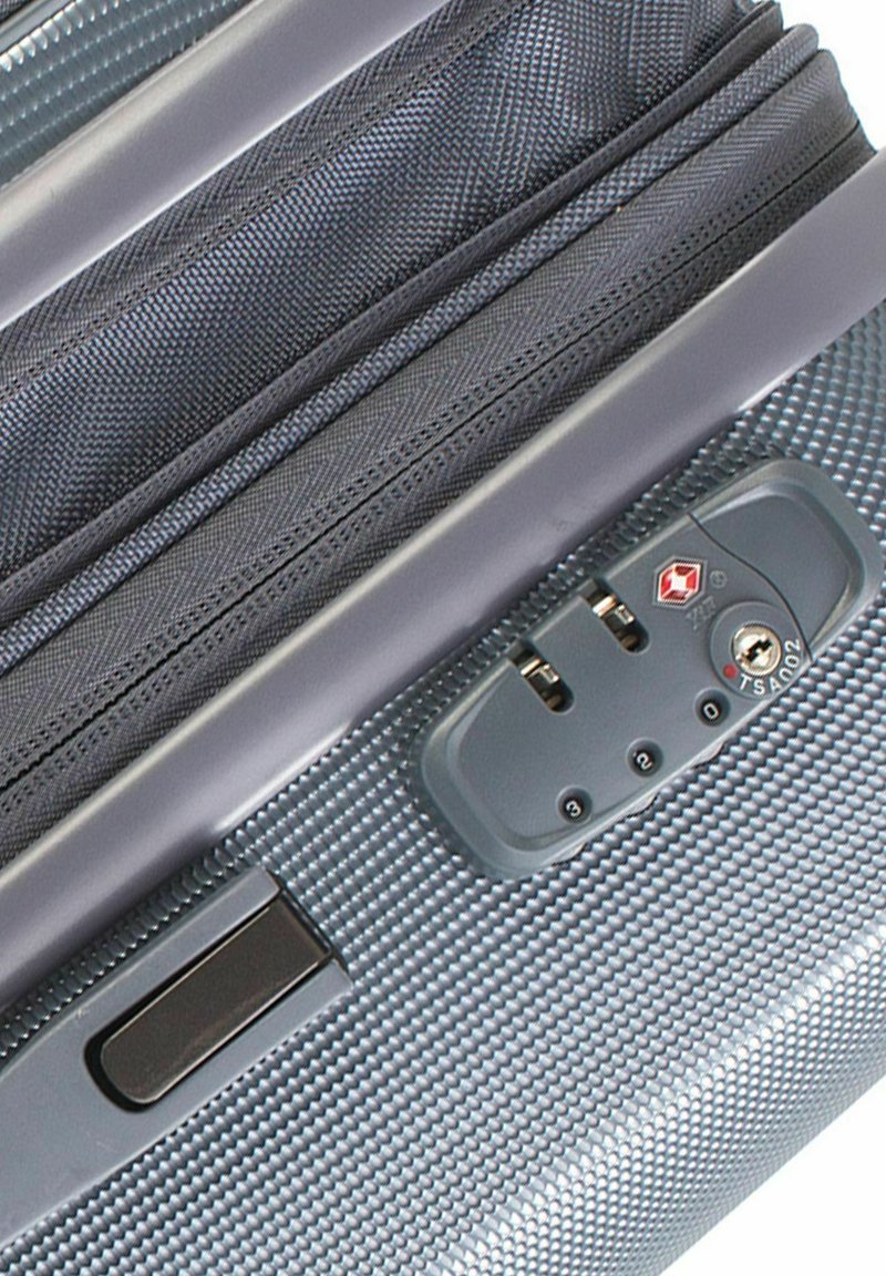 Serratura a combinazione per cerniera lampo su una valigia Foto stock