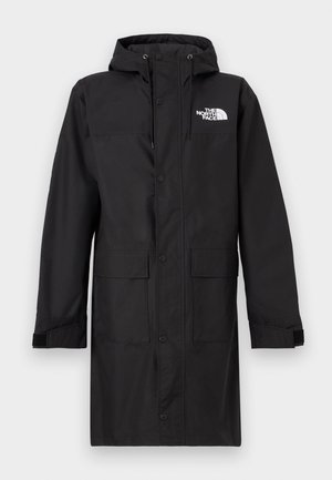 Μαύρο αδιάβροχο παλτό με κουκούλα, κλείσιμο με κουμπιά μπροστά, δύο μεγάλες μπροστινές τσέπες και ρυθμιζόμενες μανσέτες, με λογότυπο στο πάνω αριστερό μέρος.