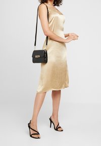 Topshop Taška s příčným popruhem - black