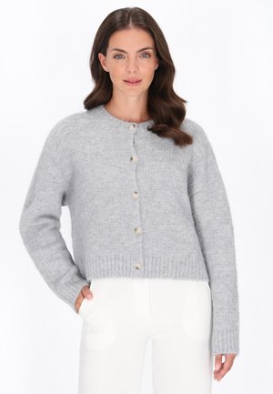 Grau gestrickte Strickjacke mit rundem Ausschnitt, Knopfverschluss vorne, geripptem Saum und leicht übergroßen Ärmeln. Weiche Textur.
