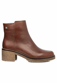 Stivaletto in pelle marrone con tacco a blocco texturizzato, punta rotonda e discreto dettaglio del logo sul lato. Superficie liscia con accenti di cucitura.