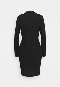 Robe noire ajustée à manches longues avec un col montant, longueur au genou, vue de dos sur fond blanc uni.