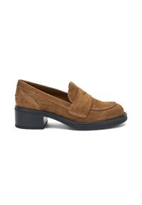 Mocassini in suede marrone con un piccolo tacco a blocco, caratterizzati da un design classico con fascia penny e una suola liscia in gomma nera.