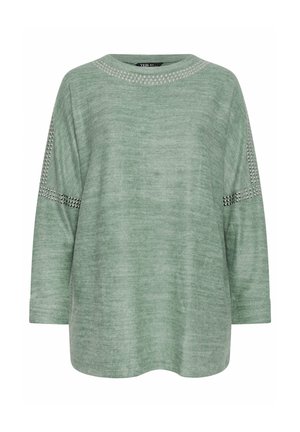 Top verde de manga larga en una tela suave, con detalles de tachuelas decorativas a lo largo del escote y las mangas, y un dobladillo redondeado y relajado.