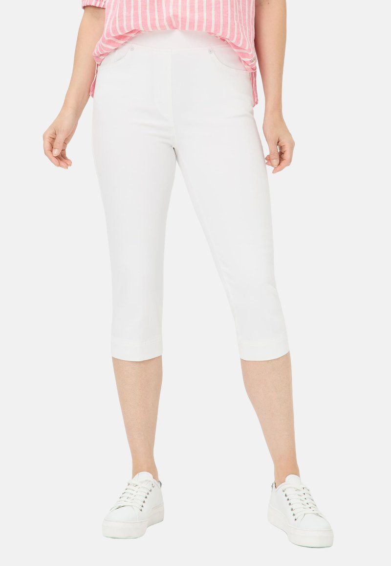 Witte capri-broeken gemaakt van rekbaar materiaal met een slim-fit ontwerp. Kenmerkt zich door een soepele tailleband en omgeslagen boorden. Gecombineerd met witte sneakers.