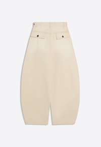 Pantalon beige à jambes larges avec taille haute, passants pour ceinture et deux poches arrière à rabat avec boutons, présenté à plat sur fond blanc.