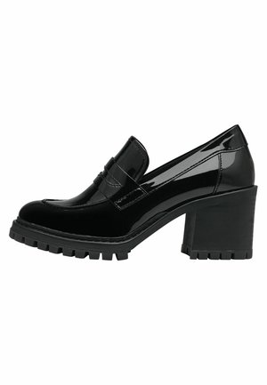 Mocassins en cuir verni noir avec un talon épais et une semelle en caoutchouc texturé. Présentent un design à découpe basse et un détail de bande décoratif.