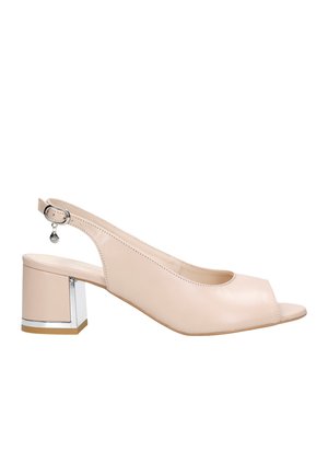 Slingback de piel beige con punta abierta, tacón de bloque con detalles plateados y un pequeño colgante en la correa de tobillo ajustable.