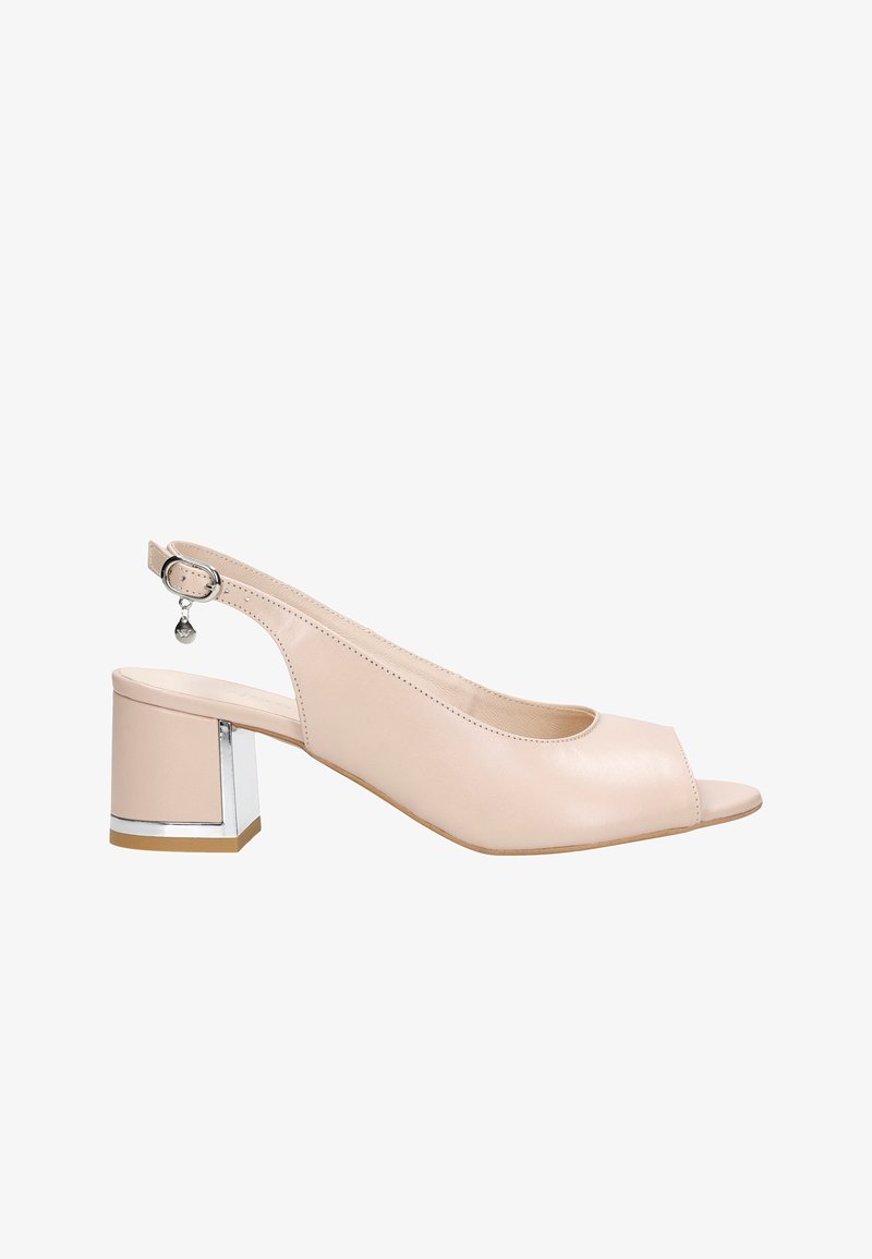 Slingback en cuir beige avec bout ouvert, talon bloc avec accents argentés et petit pendentif suspendu sur la sangle de cheville réglable.