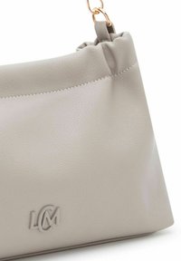Graue Lederhandtasche mit weicher Textur, gerafftem oberen Teil und goldenen Beschlägen. Mit einem geprägten Logo auf der Vorderseite.