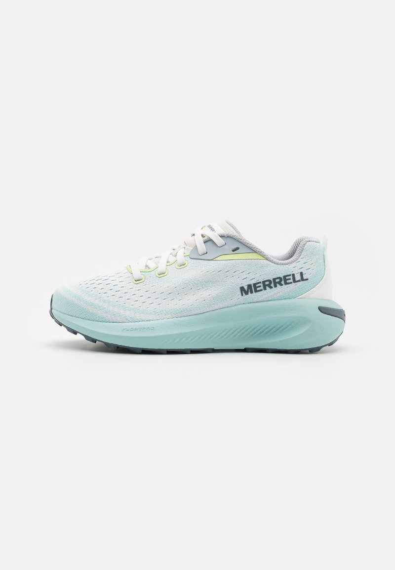 Lyseblå idrettssko med teksturert mesh-overdel, hvite snører og en dempet såle. Har en grå hæl-akcent og "MERRELL" merke.