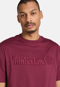 Timberland SHORT SLEEVE - T-shirt med print - burgundy