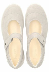 Zapatos Mary Jane de ante gris claro con puntera redonda, laterales con corte y una sola correa ajustable. Plantilla suave y suela texturizada.