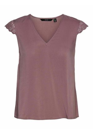 Bluzka z dekoltem w serek i krótkim rękawem typu cap w kolorze wrzosowym, z delikatną koronkową lamówką na rękawach. Miękki, lekki materiał o luźnym kroju z bocznymi rozcięciami.