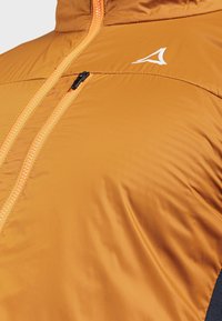 Veste isolante orange avec un col montant, dotée d'une fermeture éclair à l'avant et d'accents noirs. Tissu lisse avec une finition brillante.