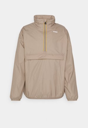 Beige pulloverjack met hoge kraag, halve ritssluiting aan de voorkant met zwarte, witte en gele strepen, elastische manchetten en K-Way-logo op de borst.