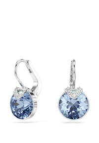Boucles d'oreilles en cristal bleu avec une finition en ton argent. Comportent une pierre taillée en rond, montée sur une base circulaire et ornée de petits accents transparents.